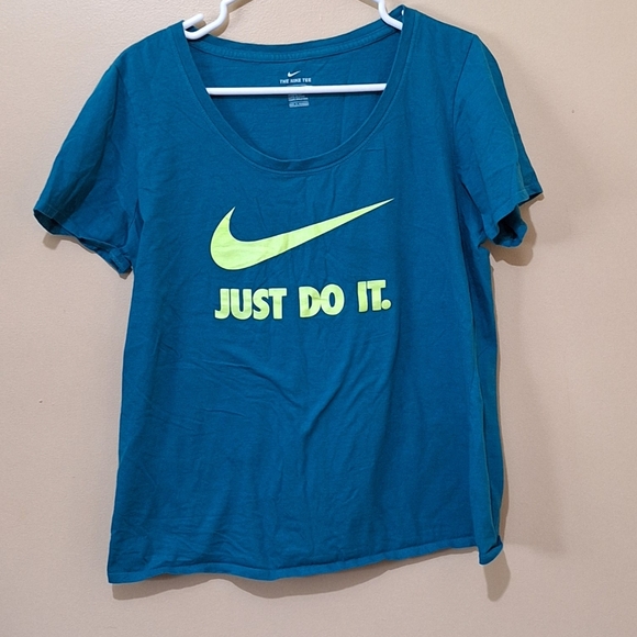 Nike Tshirt - Picture 1 of 4